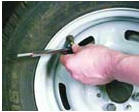 8. Манометром проверьте давление в шине и при