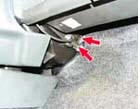 3. Загляните под передние коврики в салоне автомобиля — нет ли под ними течи