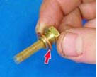9. Ключом на “13” отверните держатель фильтра тонкой очистки карбюратора.
