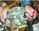 2. Отсоедините шланг привода вакуумного корректора распределителя зажигания