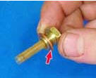 4. Ключом на “13” отверните заглушку топливного фильтра карбюратора.