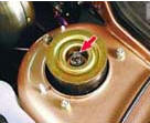 6. Проверьте затяжку гайки крепления штока амортизатора к верхней опоре
