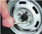 6. Установите запасное колесо на место снятого, приверните крепежные болты,