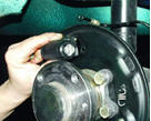 6. Снимите колесный цилиндр с тормозного щита.